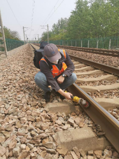 疫情时代，，，，，，轨道集团加速钢轨电子标签实验.png